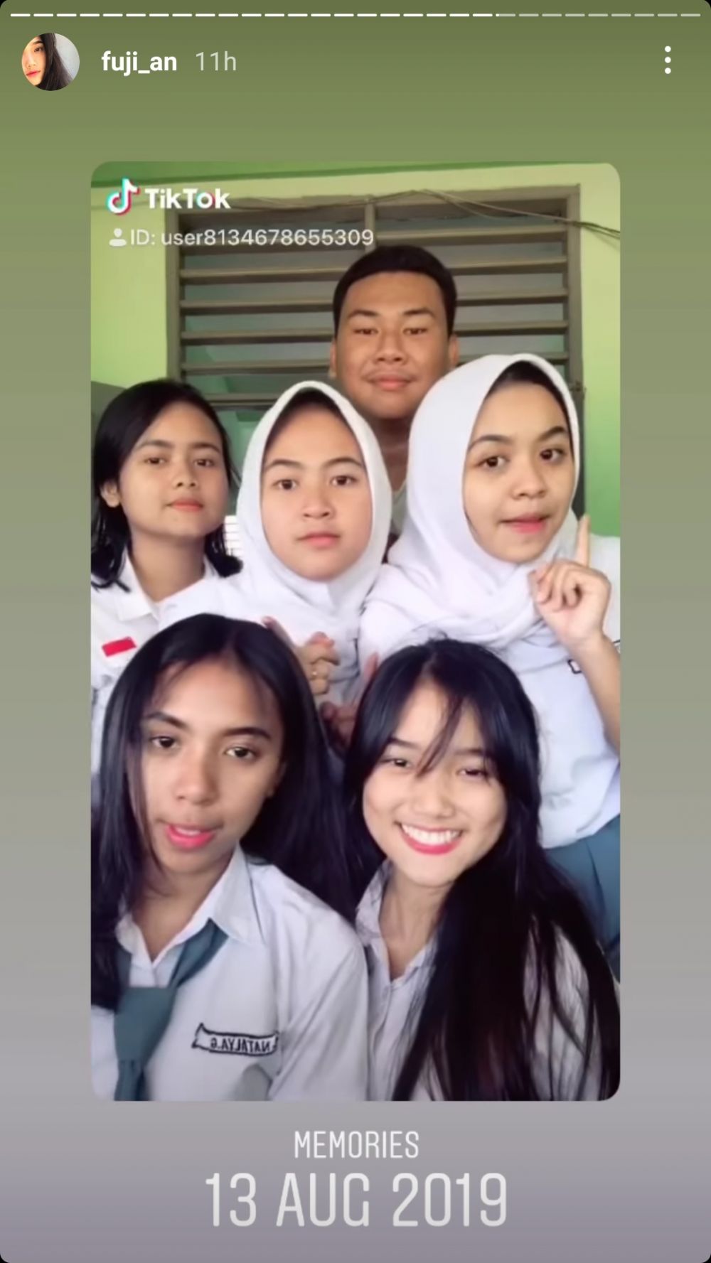 9 Potret lawas Fuji bareng geng SMA, paras cantiknya dipuji