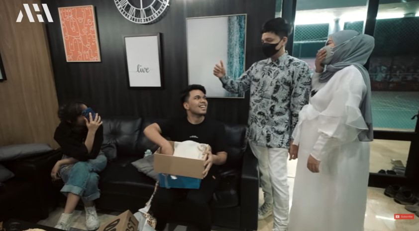 11 Momen ulang tahun Thariq Halilintar ke-23, resmi jadian dengan Fuji