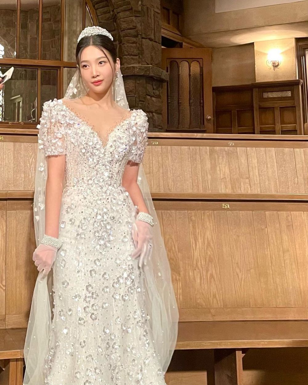 9 Pesona Joy Red Velvet pakai gaun pengantin di drama The One and Only