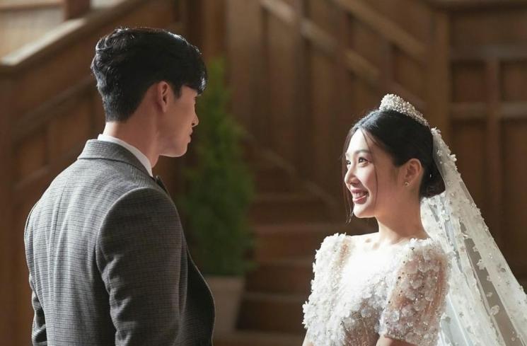 9 Pesona Joy Red Velvet pakai gaun pengantin di drama The One and Only