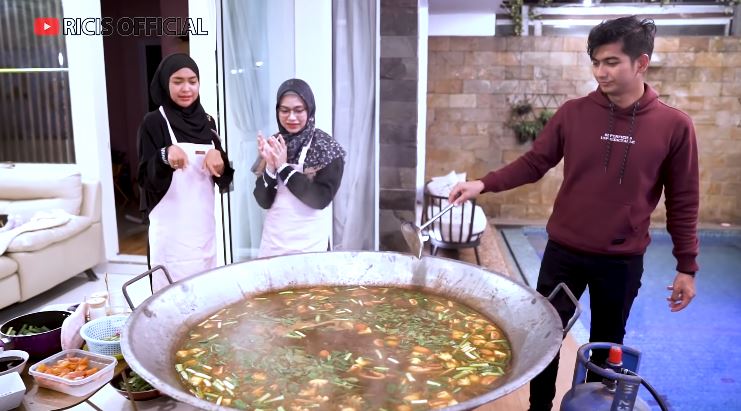 11 Langkah Ria Ricis dan Rara LIDA bikin pindang patin khas Palembang