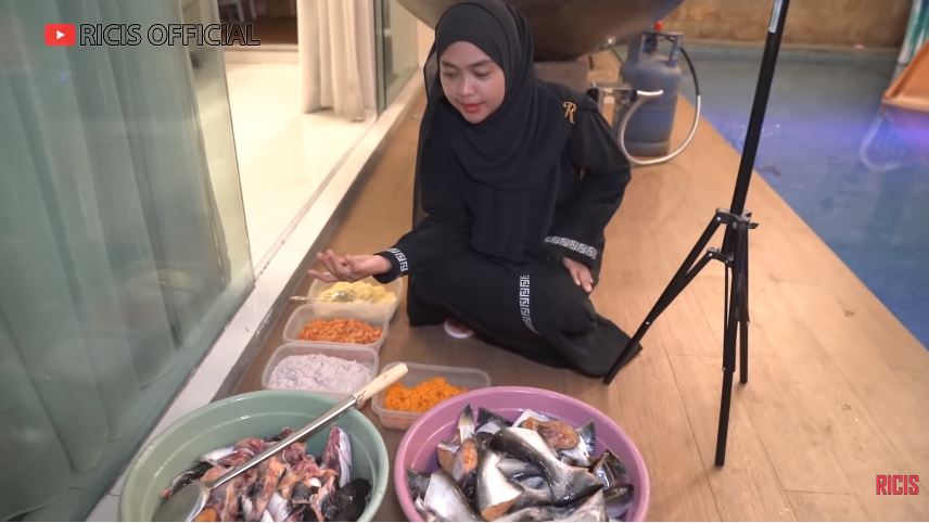 11 Langkah Ria Ricis dan Rara LIDA bikin pindang patin khas Palembang