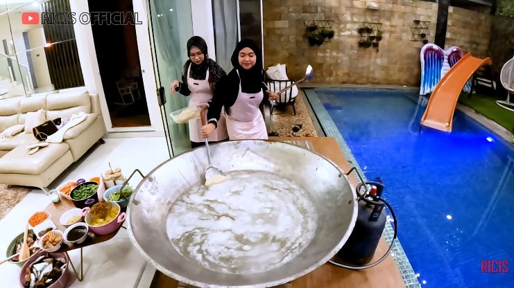 11 Langkah Ria Ricis dan Rara LIDA bikin pindang patin khas Palembang