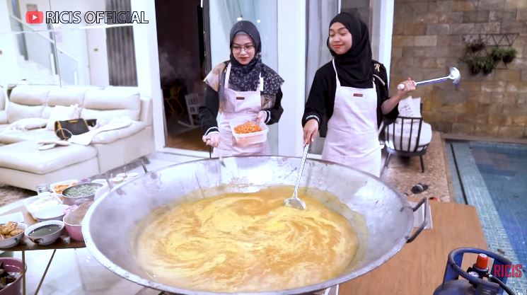 11 Langkah Ria Ricis dan Rara LIDA bikin pindang patin khas Palembang