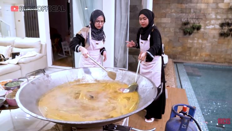 11 Langkah Ria Ricis dan Rara LIDA bikin pindang patin khas Palembang