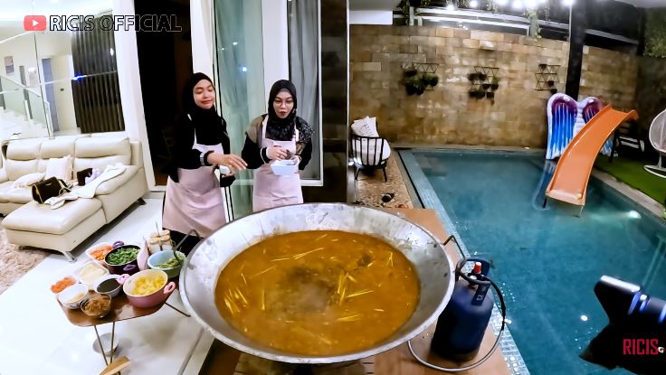 11 Langkah Ria Ricis dan Rara LIDA bikin pindang patin khas Palembang