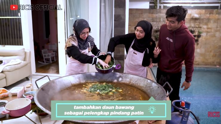 11 Langkah Ria Ricis dan Rara LIDA bikin pindang patin khas Palembang