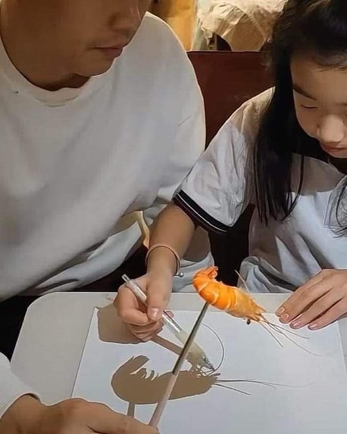 11 Momen lucu orang menjiplak gambar, caranya ada-ada aja