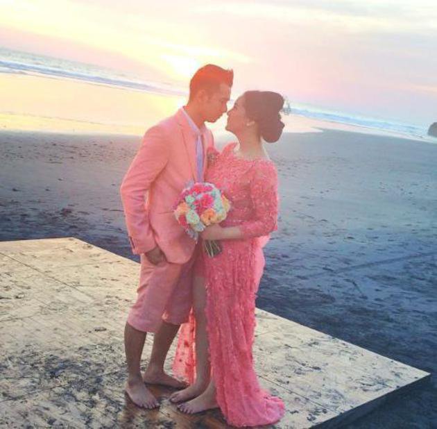 Romantis dan intim, momen 11 seleb gelar pernikahan di pinggir pantai