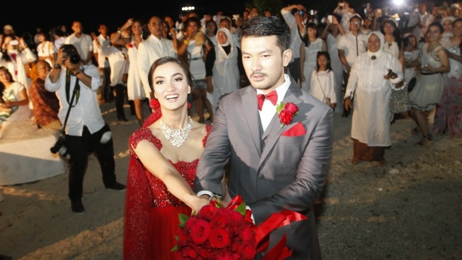 Romantis dan intim, momen 11 seleb gelar pernikahan di pinggir pantai