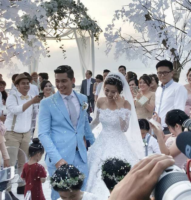 Romantis dan intim, momen 11 seleb gelar pernikahan di pinggir pantai