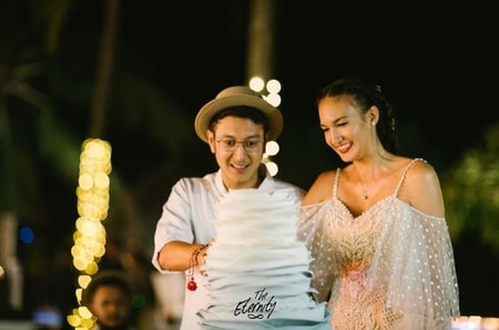 Romantis dan intim, momen 11 seleb gelar pernikahan di pinggir pantai