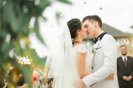 Romantis dan intim, momen 11 seleb gelar pernikahan di pinggir pantai