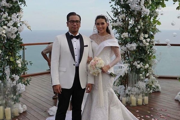 Romantis dan intim, momen 11 seleb gelar pernikahan di pinggir pantai