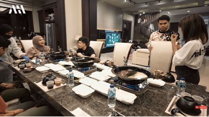 Resmi jadian, ini 11 momen Fuji dinner bareng keluarga The Hermansyah