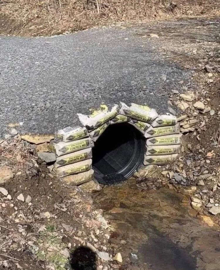 13 Benda di tempat umum ini bikin bingung yang lihat, kok bisa?