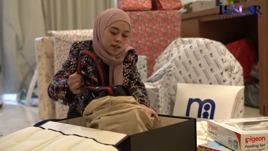 11 Potret isi kado kelahiran baby Leslar, stroller setara harga rumah