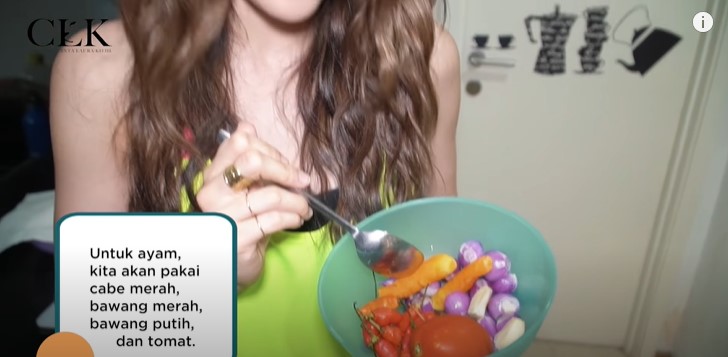 10 Langkah bikin nasi goreng sehat ala Cinta Laura, cocok buat diet