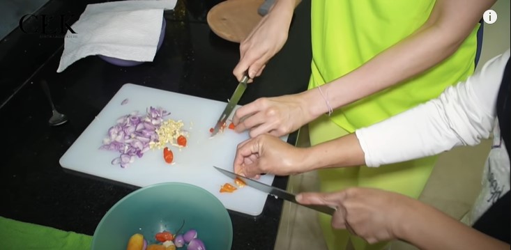 10 Langkah bikin nasi goreng sehat ala Cinta Laura, cocok buat diet