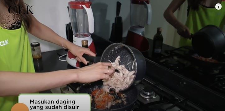 10 Langkah bikin nasi goreng sehat ala Cinta Laura, cocok buat diet