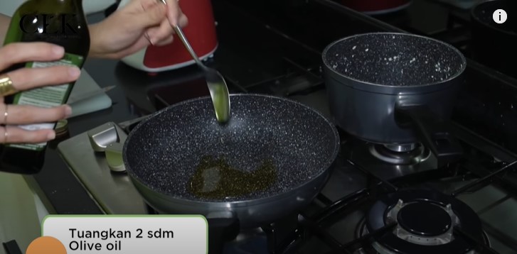 10 Langkah bikin nasi goreng sehat ala Cinta Laura, cocok buat diet