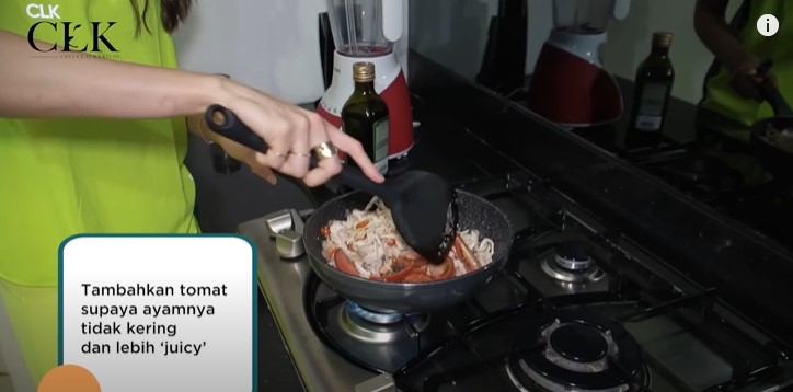 10 Langkah bikin nasi goreng sehat ala Cinta Laura, cocok buat diet