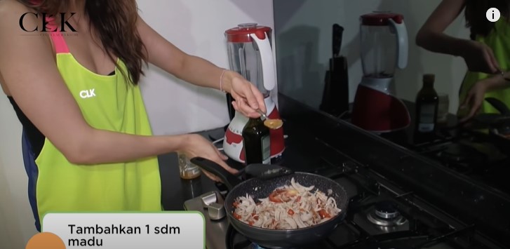 10 Langkah bikin nasi goreng sehat ala Cinta Laura, cocok buat diet