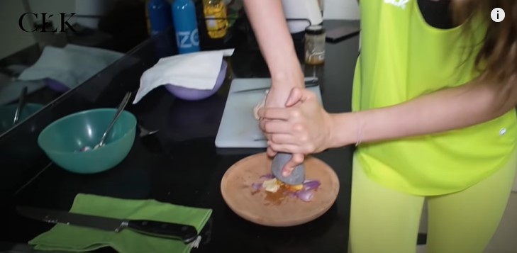 10 Langkah bikin nasi goreng sehat ala Cinta Laura, cocok buat diet