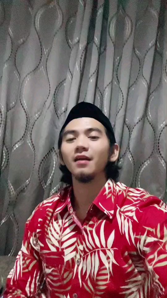 9 Potret baru Rizki DA usai bercerai, tampil dengan rambut gondrong