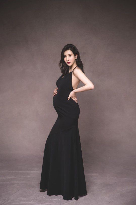 Gaya 13 seleb Korea pamer baby bump, Park Shin-hye pakai hanbok