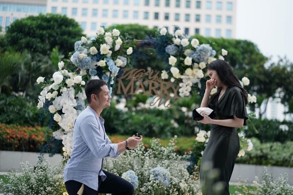 7 Momen Jessica Tanoe dilamar Jonathan Natakusuma, anak pemilik Emtek