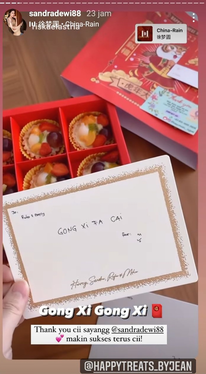 Potret isi hampers Imlek 7 seleb, Sandra Dewi kirim kudapan segar