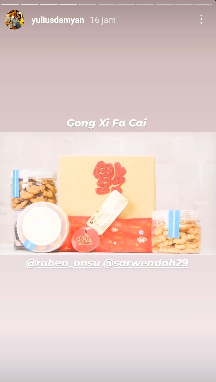 Potret isi hampers Imlek 7 seleb, Sandra Dewi kirim kudapan segar