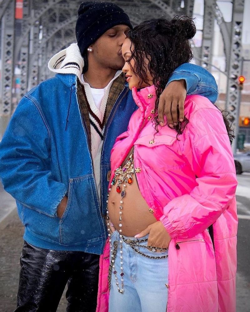 Pamer baby bump, Rihanna umumkan hamil anak pertama