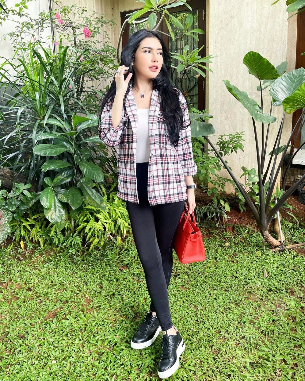 Jadi ibu Bhayangkari, gaya 7 seleb di keseharian ini stylish abis