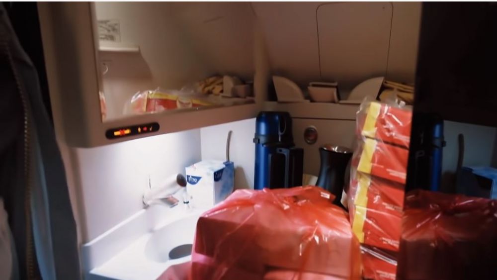 11 Penampakan private jet Juragan99, dilengkapi mini pantry