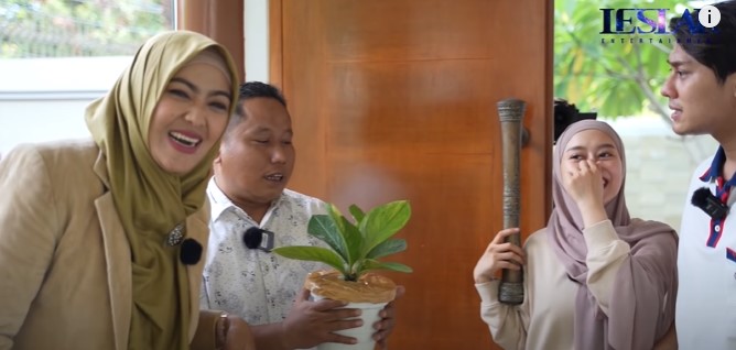 7 Momen Narji jenguk anak Lesty Kejora, hadiah pohon curi atensi