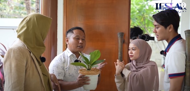 7 Momen Narji jenguk anak Lesty Kejora, hadiah pohon curi atensi