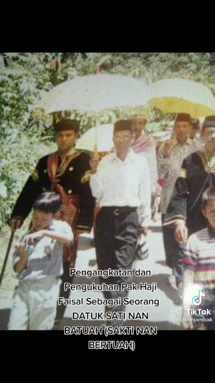 5 Potret lawas ayah Fuji dapat gelar Datuk Sati Nan Batuah