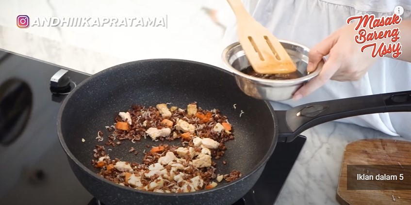 8 Makanan ini dikonsumsi Ussy Sulistiawaty saat diet, tetap makan nasi