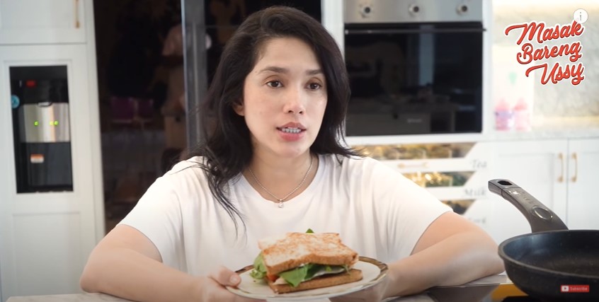 8 Makanan ini dikonsumsi Ussy Sulistiawaty saat diet, tetap makan nasi