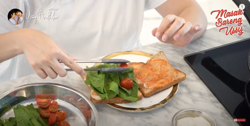 8 Makanan ini dikonsumsi Ussy Sulistiawaty saat diet, tetap makan nasi