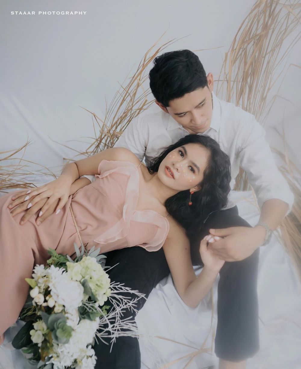 11 Gaya pemotretan Salshadilla dan kekasih, mesra bak prewedding