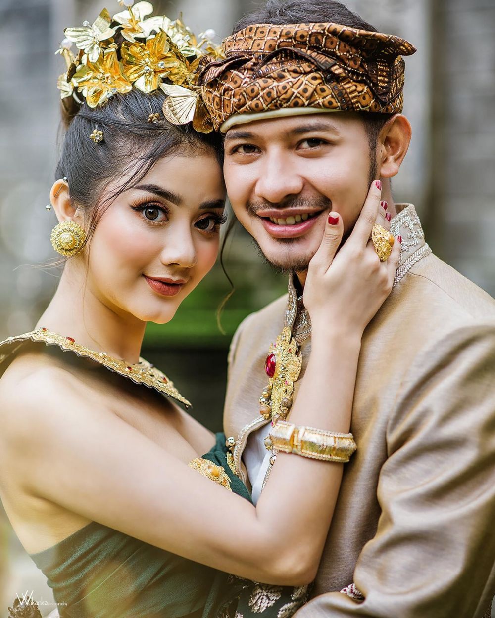 9 Momen mesra Ghea Youbi dan Gian Zola pemotretan pakai busana Bali