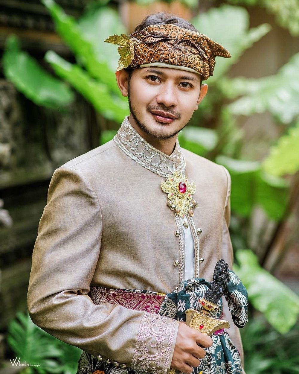 9 Momen mesra Ghea Youbi dan Gian Zola pemotretan pakai busana Bali