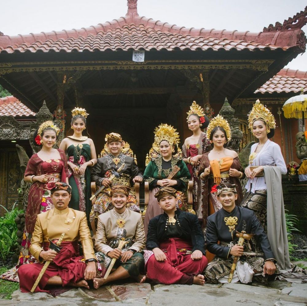 9 Momen mesra Ghea Youbi dan Gian Zola pemotretan pakai busana Bali