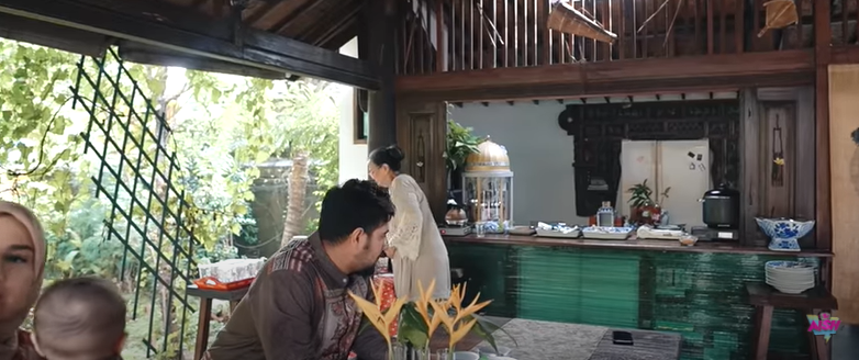 9 Potret rumah Christine Hakim yang jarang tersorot, bergaya klasik