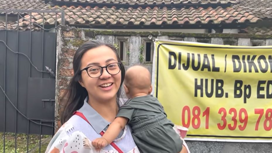Terletak di gang sempit, ini 11 potret rumah orang tua Paula Verhoeven