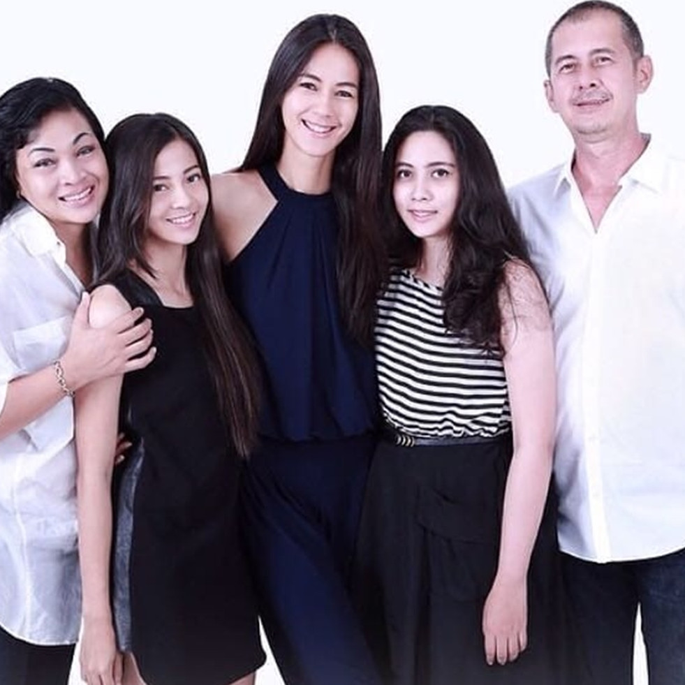 Terletak di gang sempit, ini 11 potret rumah orang tua Paula Verhoeven