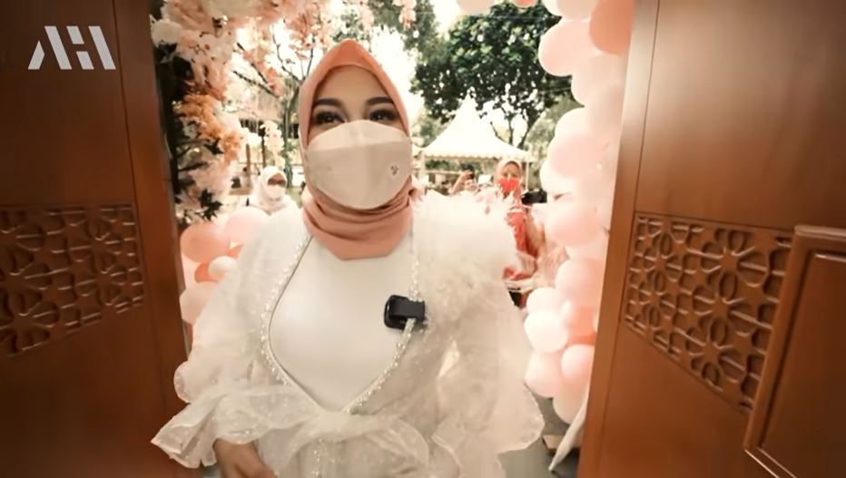 11 Potret kejutan baby shower Aurel Hermansyah, konsepnya serba pink